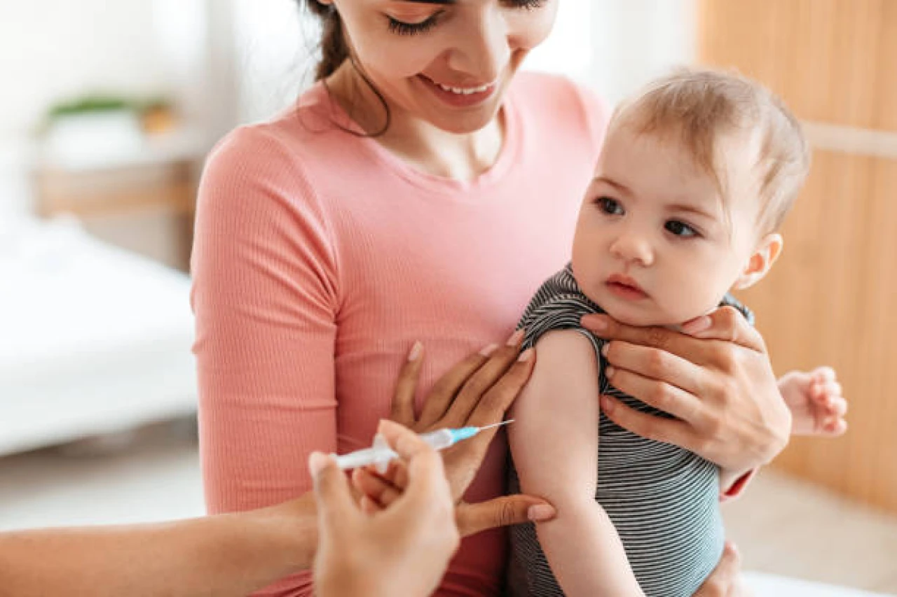 Bebek Sağlığı İçin Kritik: Aşı Takviminin Zamanlaması ve  Yan Etkileri