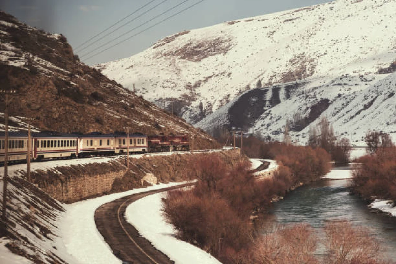 Uzun Yol Tren Seyahati: Yavaş Ulaşımın Keyfini Çıkarın