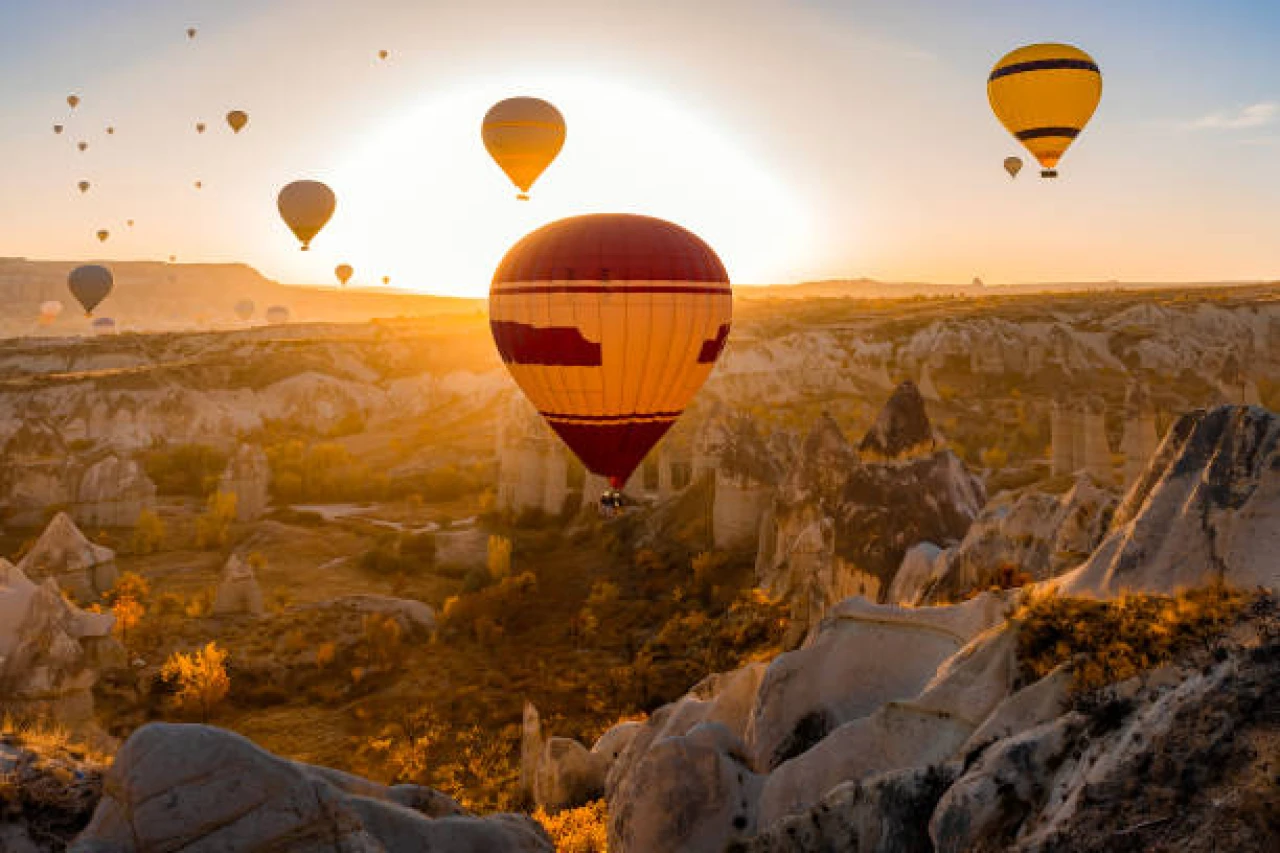 Kapadokya’da Balon Turu: Peri Bacaları Arasında Eşsiz Bir Yolculuk