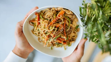 Soya Soslu Noodle: Uzak Doğu Esintisini Hissettiren Bir Pratik Tarif