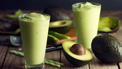 Avokadolu Smoothie: Yaz Aylarının Besleyici ve Ferahlatıcı İçeceği